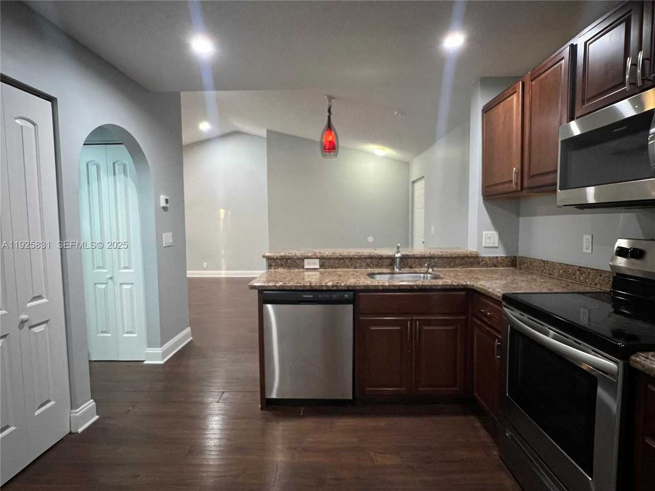 501 Gardens Dr - Photo 2 of 8