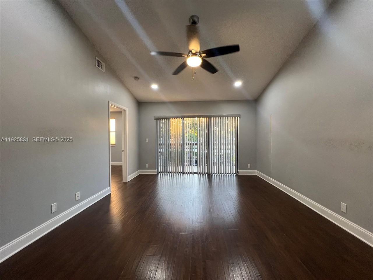 501 Gardens Dr - Photo 3 of 8