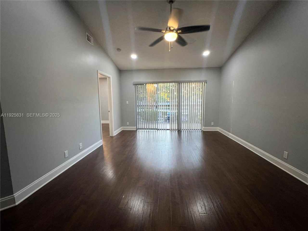 501 Gardens Dr - Photo 4 of 8