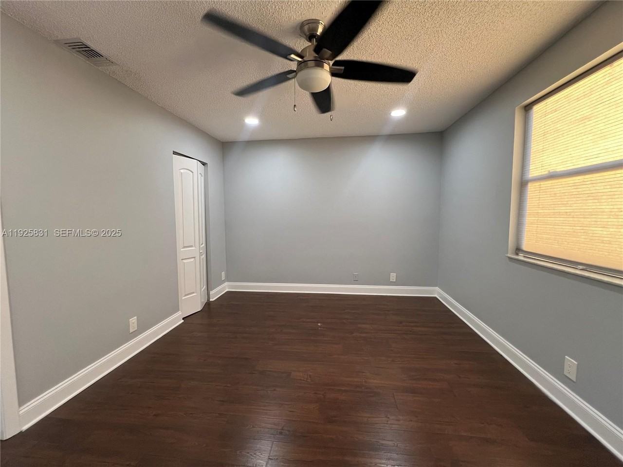 501 Gardens Dr - Photo 7 of 8