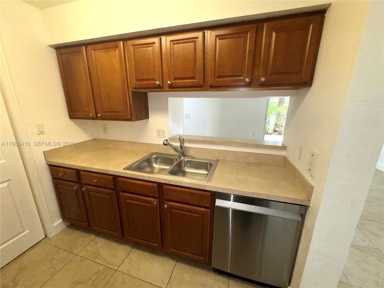 2950 N Palm Aire Dr - Photo 2 of 8
