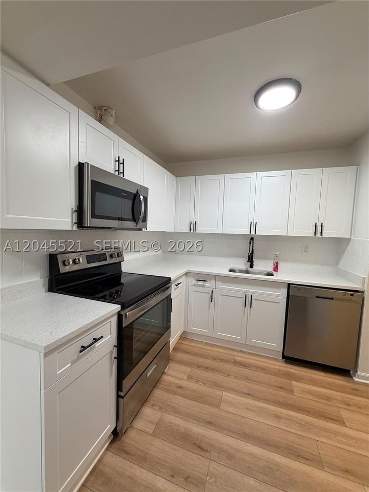 2551 Nw 26th St - Photo 5 of 19