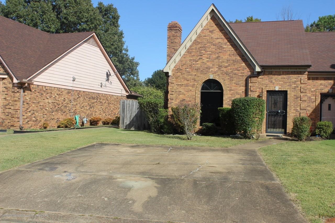 7090 Greenbriar Dr - Photo 4 of 22