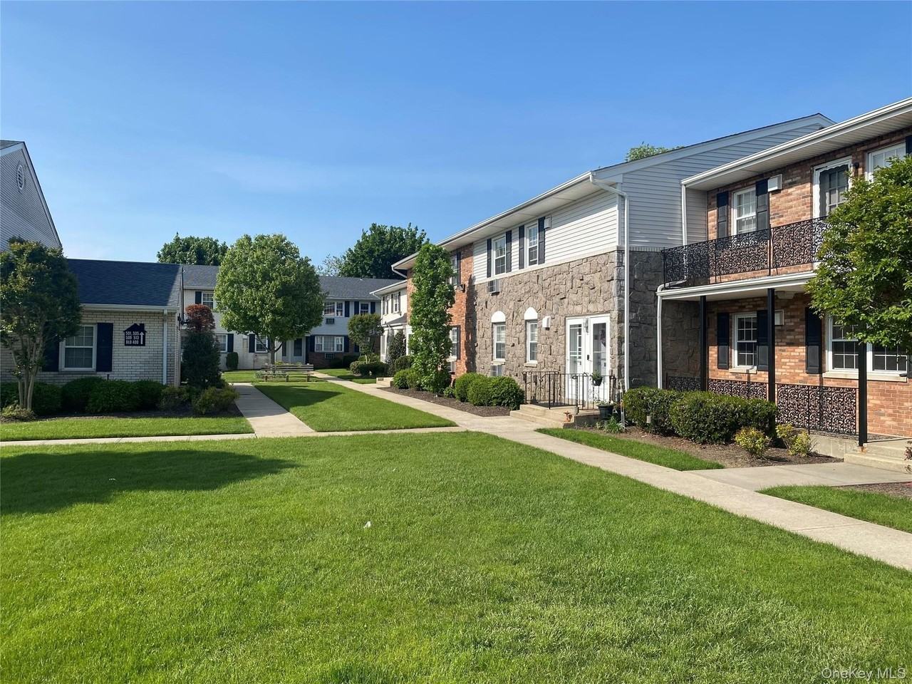 216 Kensington Ln #216 - Photo 2 of 5