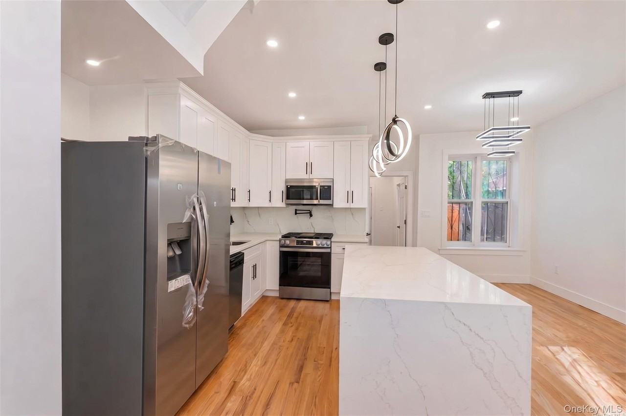 1169 Brooklyn Ave - Photo 4 of 12
