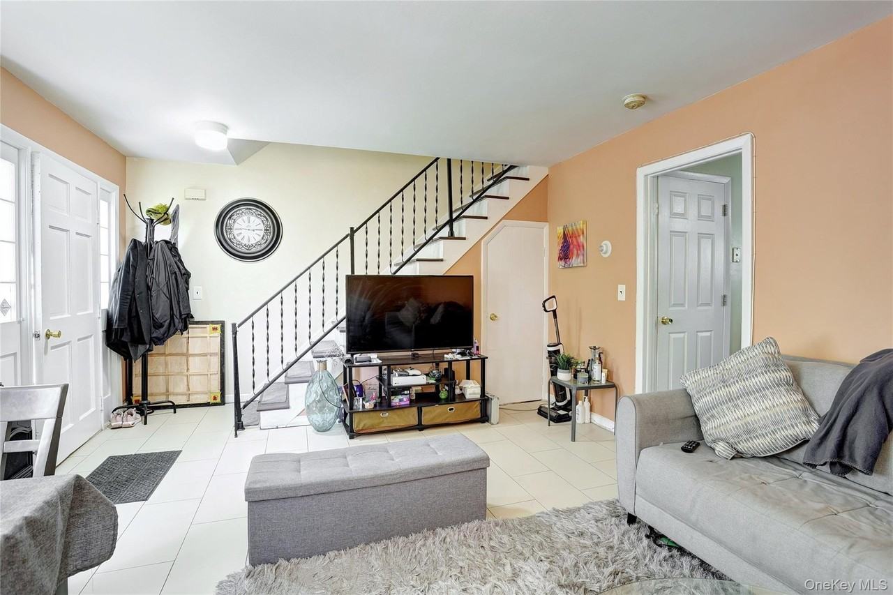 36 Suffern Ln - Photo 3 of 9