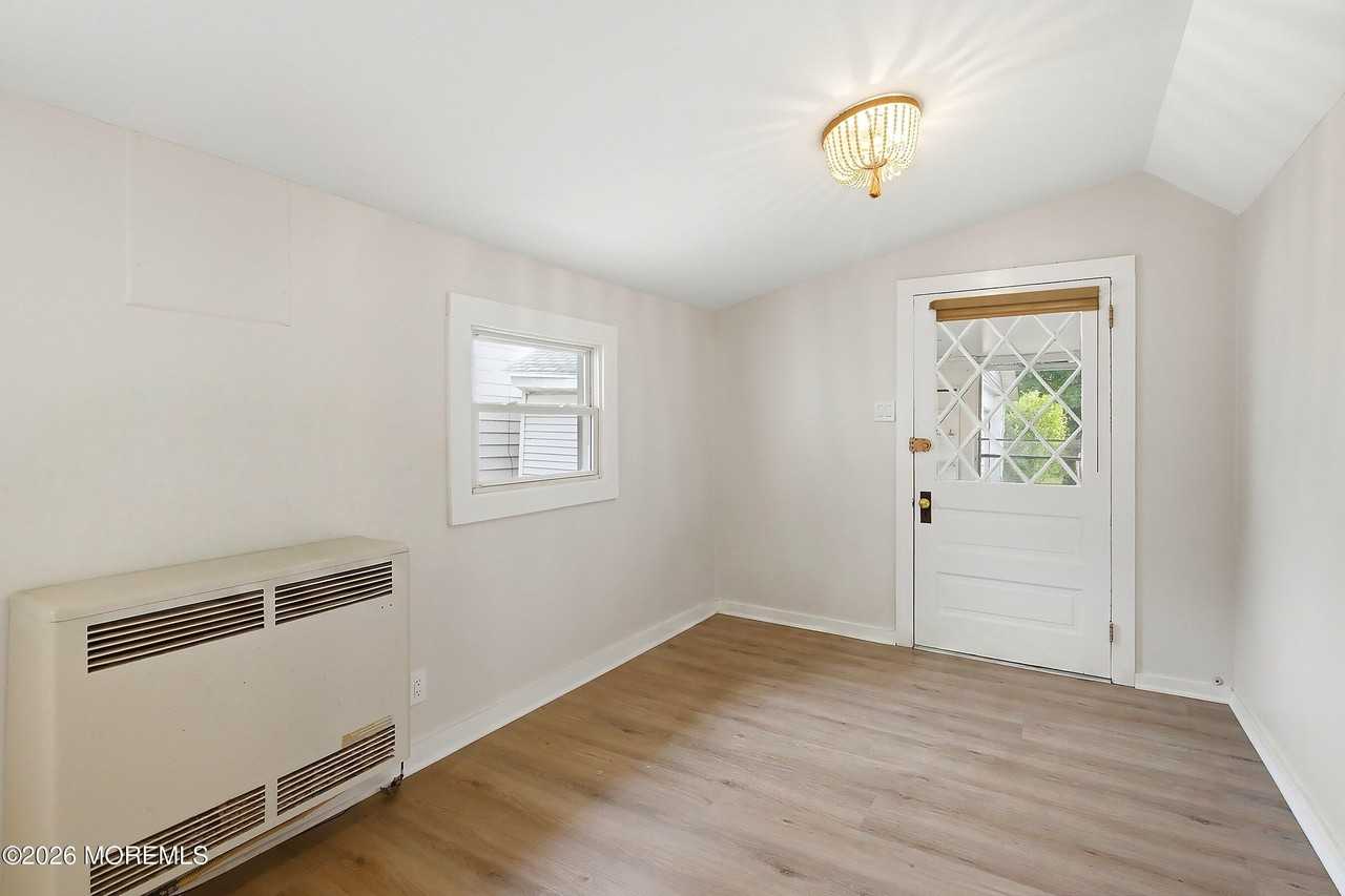 1208 Maplewood Rd - Photo 4 of 41
