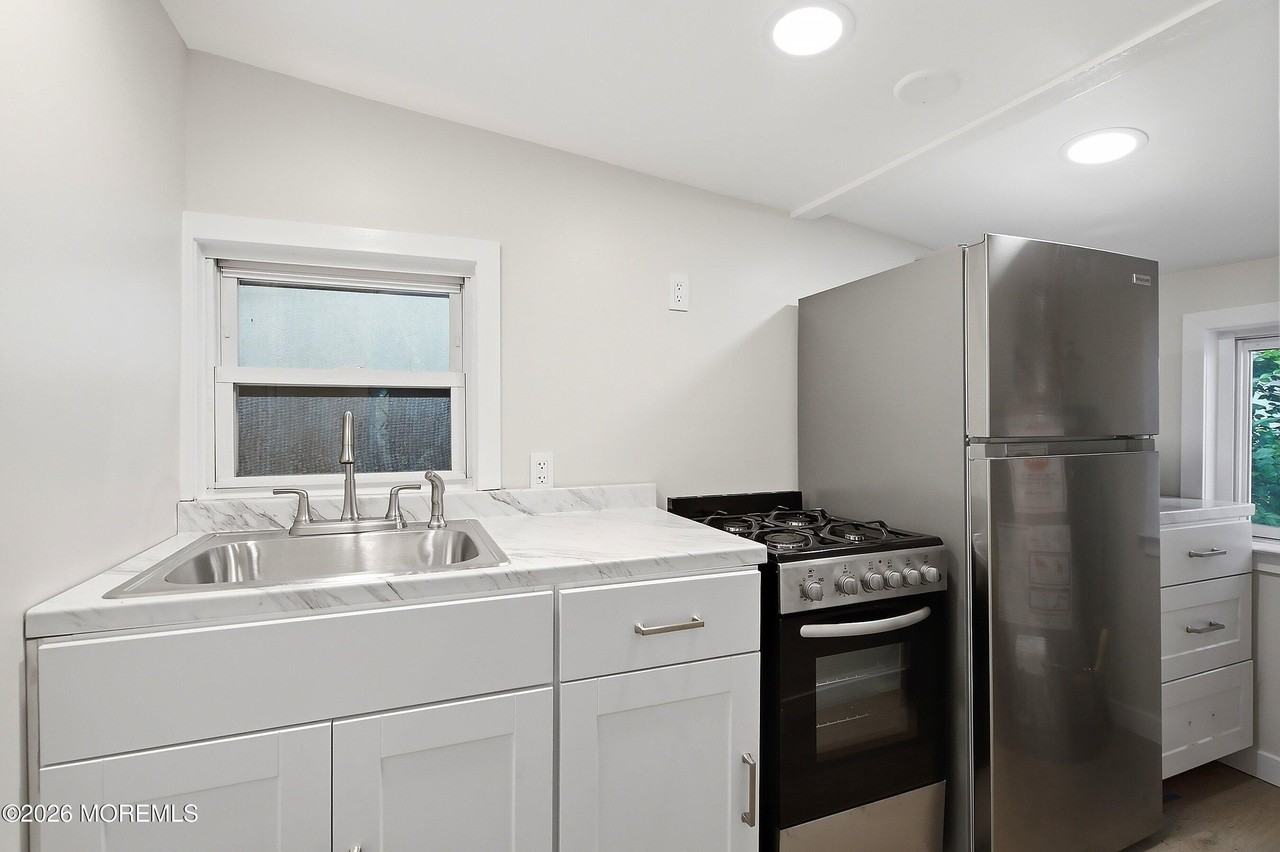 1208 Maplewood Rd - Photo 7 of 41
