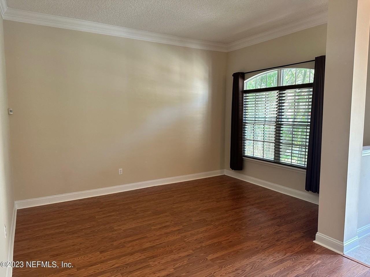 1439 Barrington Cir - Photo 3 of 36