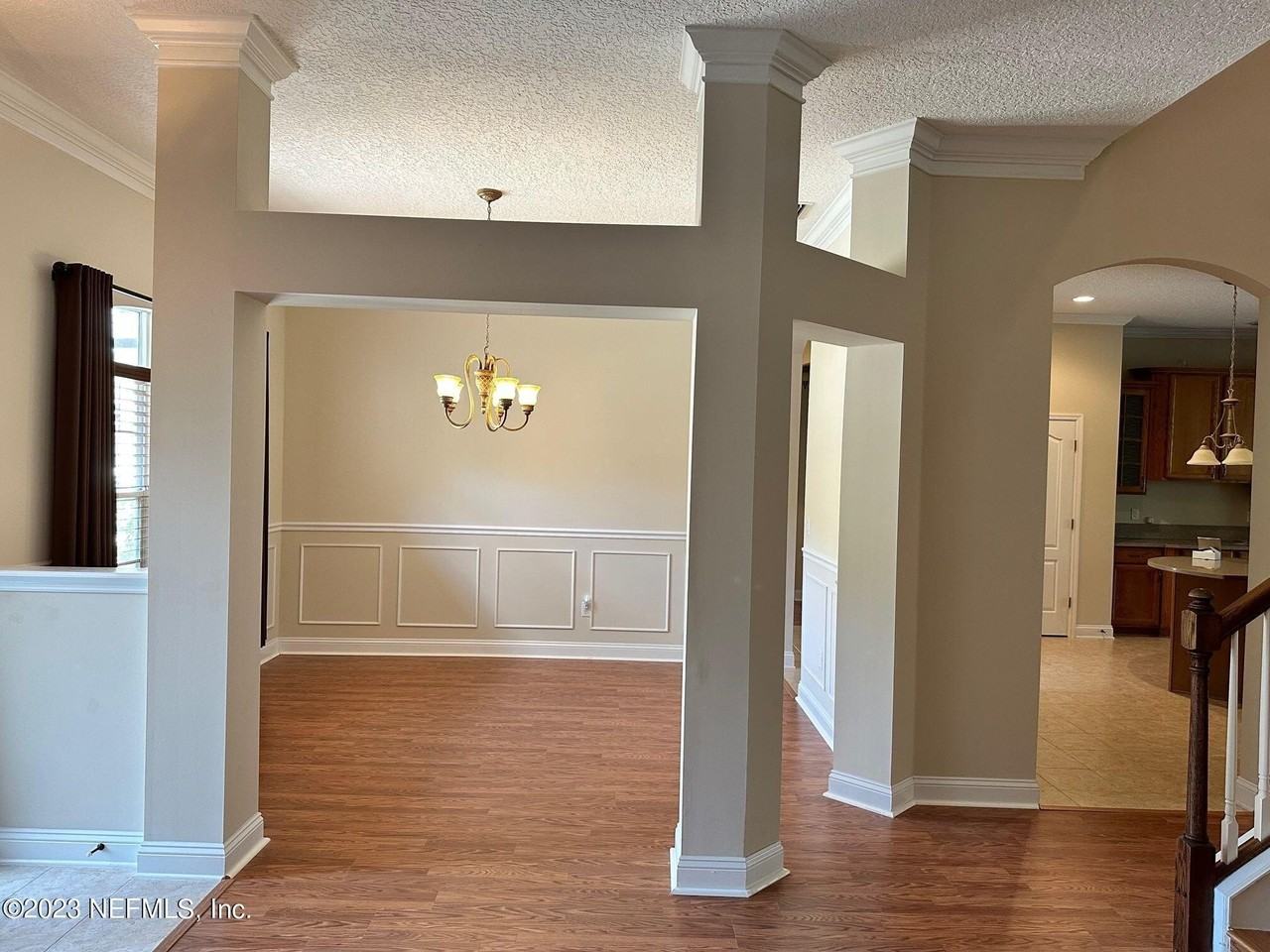 1439 Barrington Cir - Photo 4 of 36