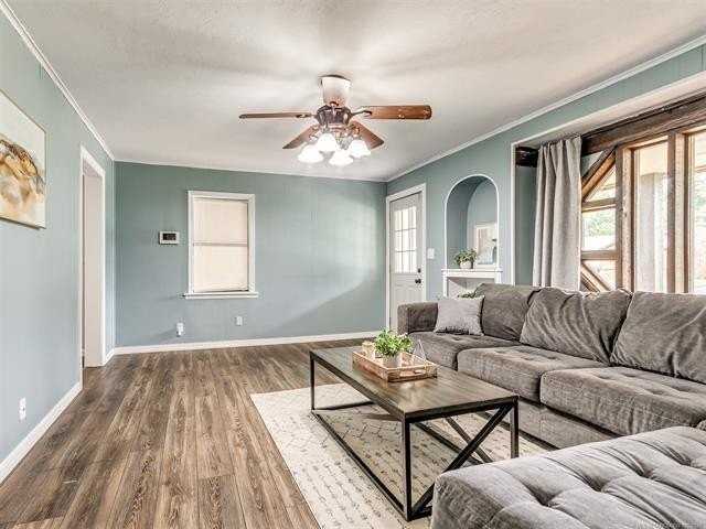 233 Ne Queenstown Ave - Photo 6 of 23