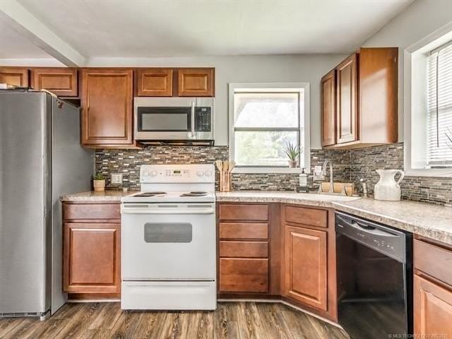233 Ne Queenstown Ave - Photo 7 of 23