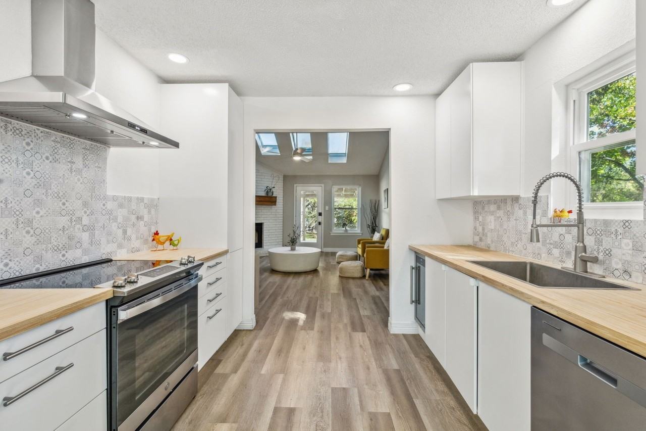 849 N Riverside Dr - Photo 5 of 29