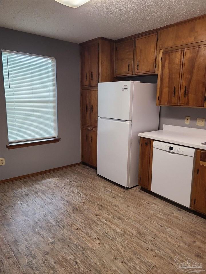 7800 Deborah Dr - Photo 4 of 14