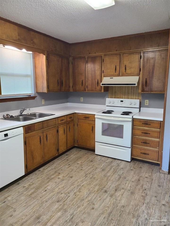 7800 Deborah Dr - Photo 5 of 14
