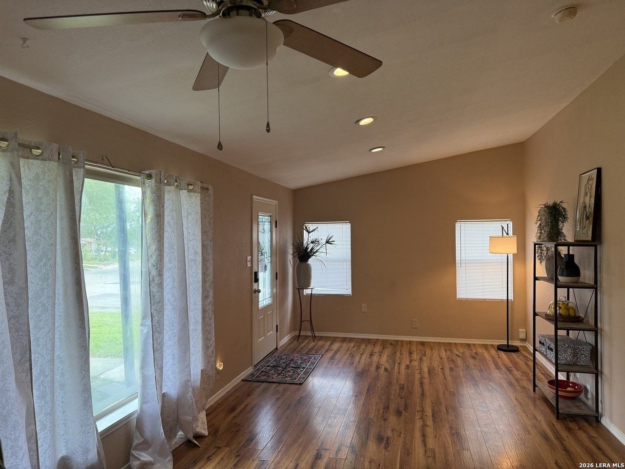 438 Sumner Dr - Photo 2 of 15