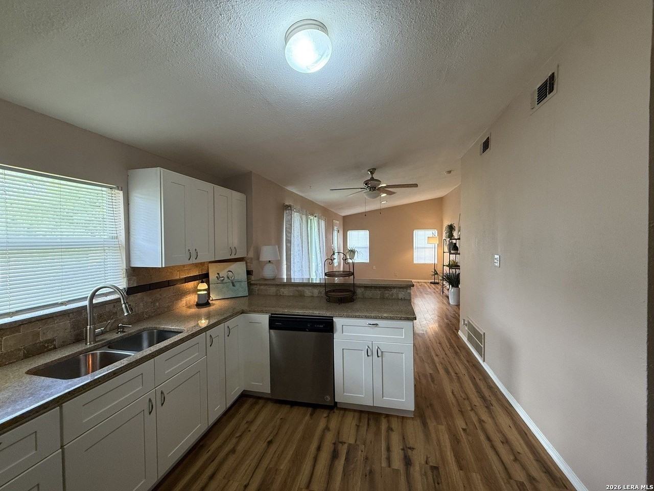 438 Sumner Dr - Photo 3 of 15
