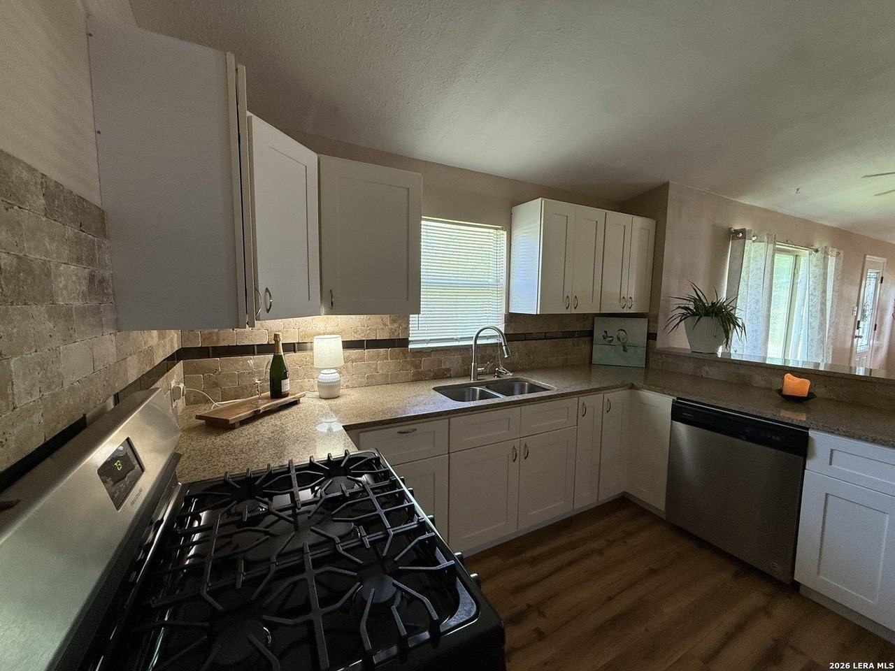 438 Sumner Dr - Photo 4 of 15