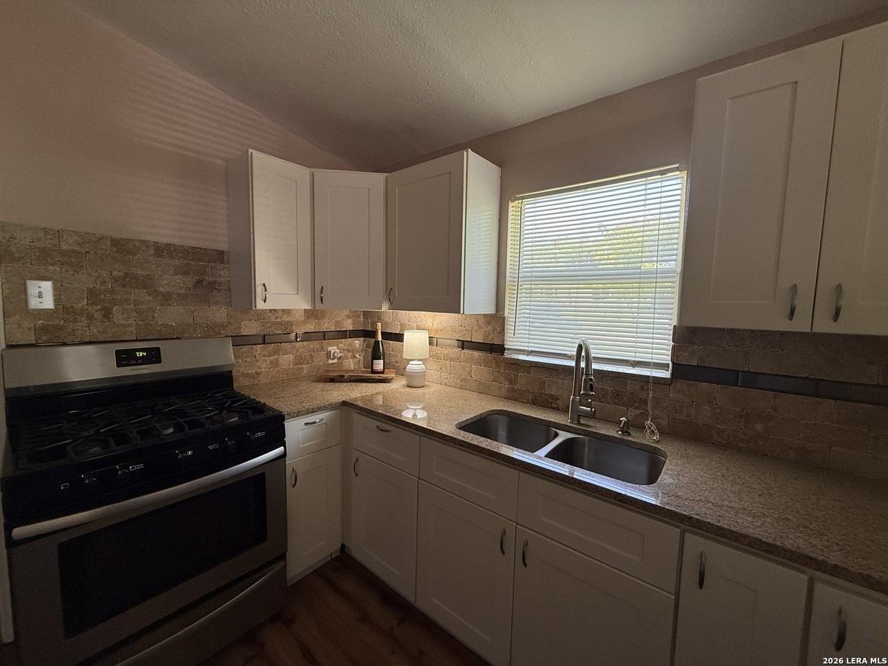 438 Sumner Dr - Photo 5 of 15