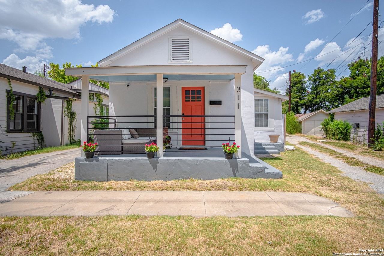 311 Alamosa Ave - Photo 3 of 16