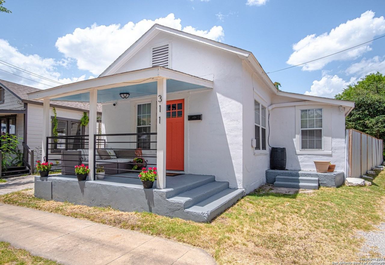 311 Alamosa Ave - Photo 4 of 16