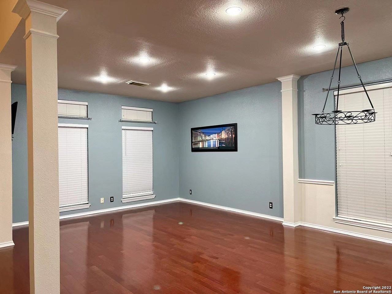 1321 Holmes Ln - Photo 5 of 40