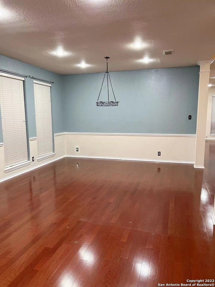 1321 Holmes Ln - Photo 6 of 40