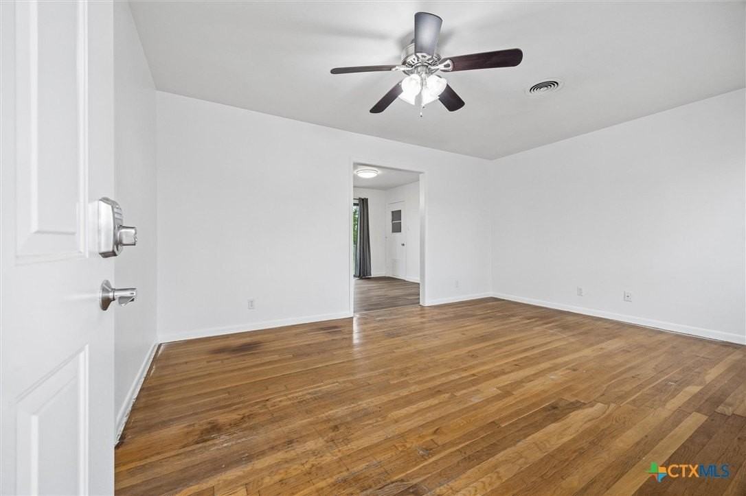 907 Jefferis Ave - Photo 3 of 15