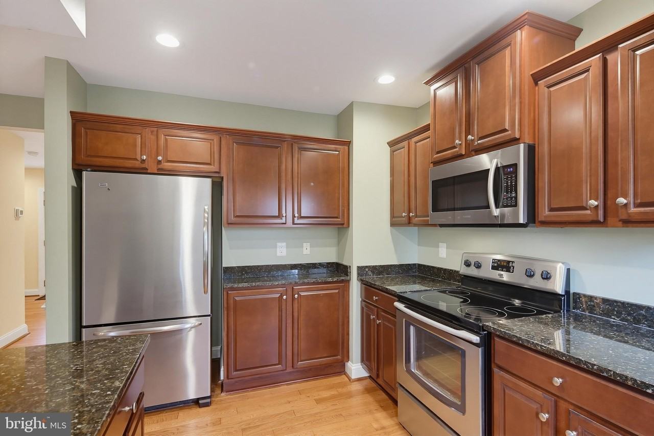 225 E 5th St - Photo 6 of 41