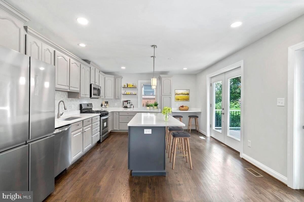 1506 Noyes Dr - Photo 4 of 50