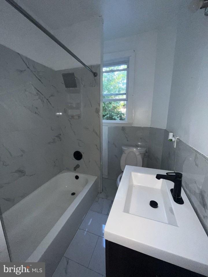 46 S Hermitage Ave - Photo 3 of 13