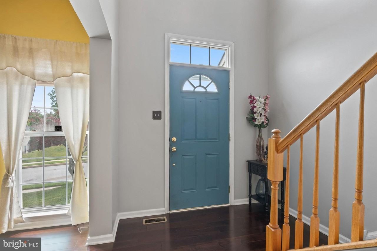 929 N York Dr - Photo 2 of 25