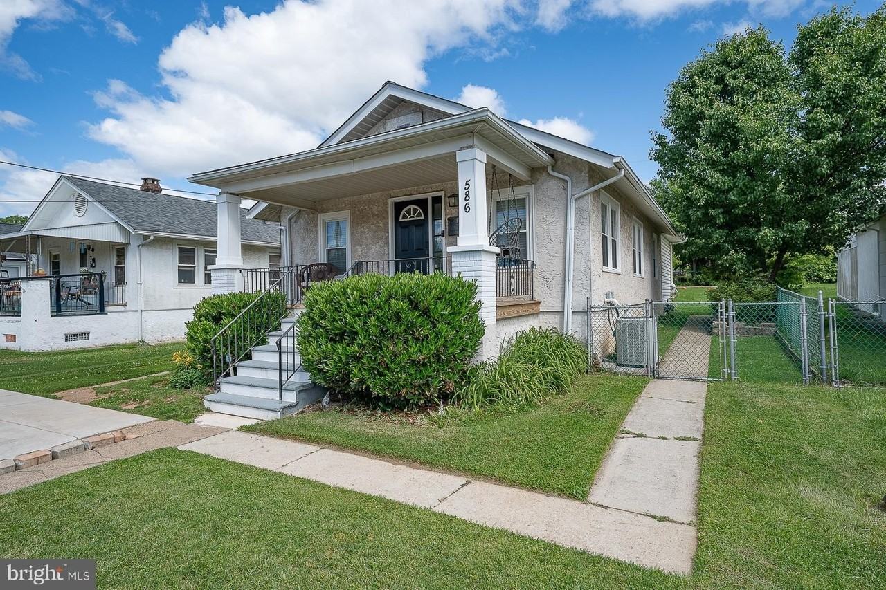 586 Summit St - Photo 3 of 47