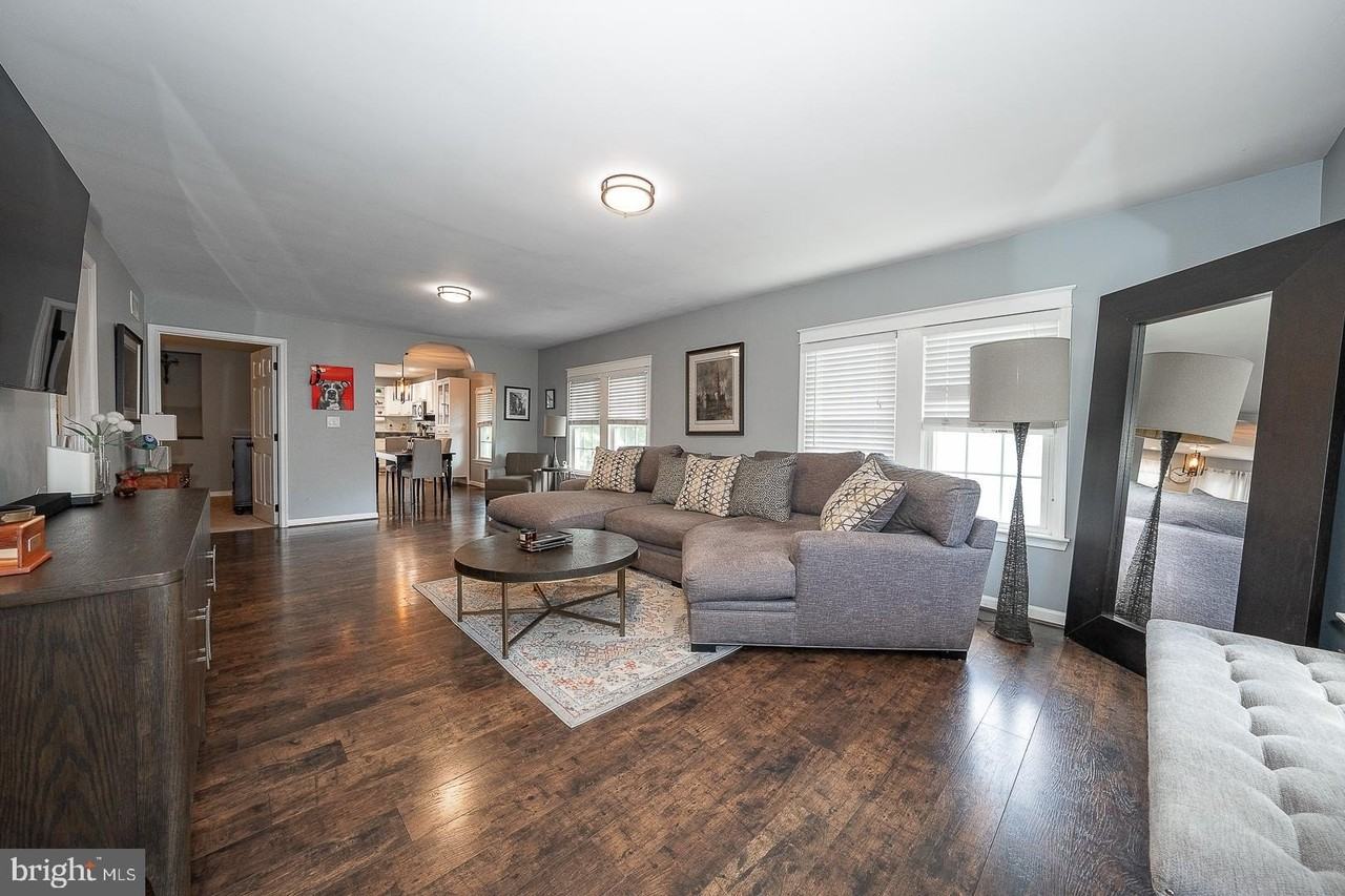586 Summit St - Photo 5 of 47