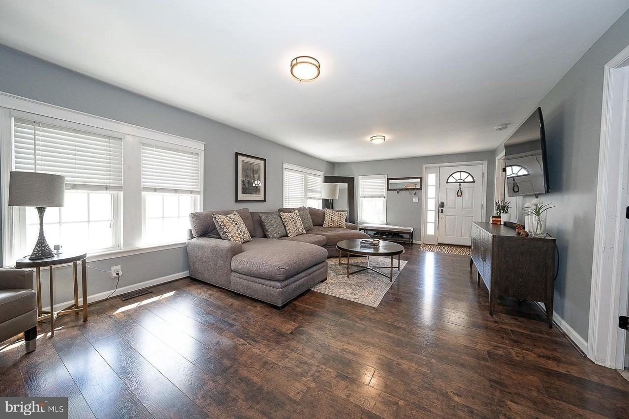586 Summit St - Photo 6 of 47