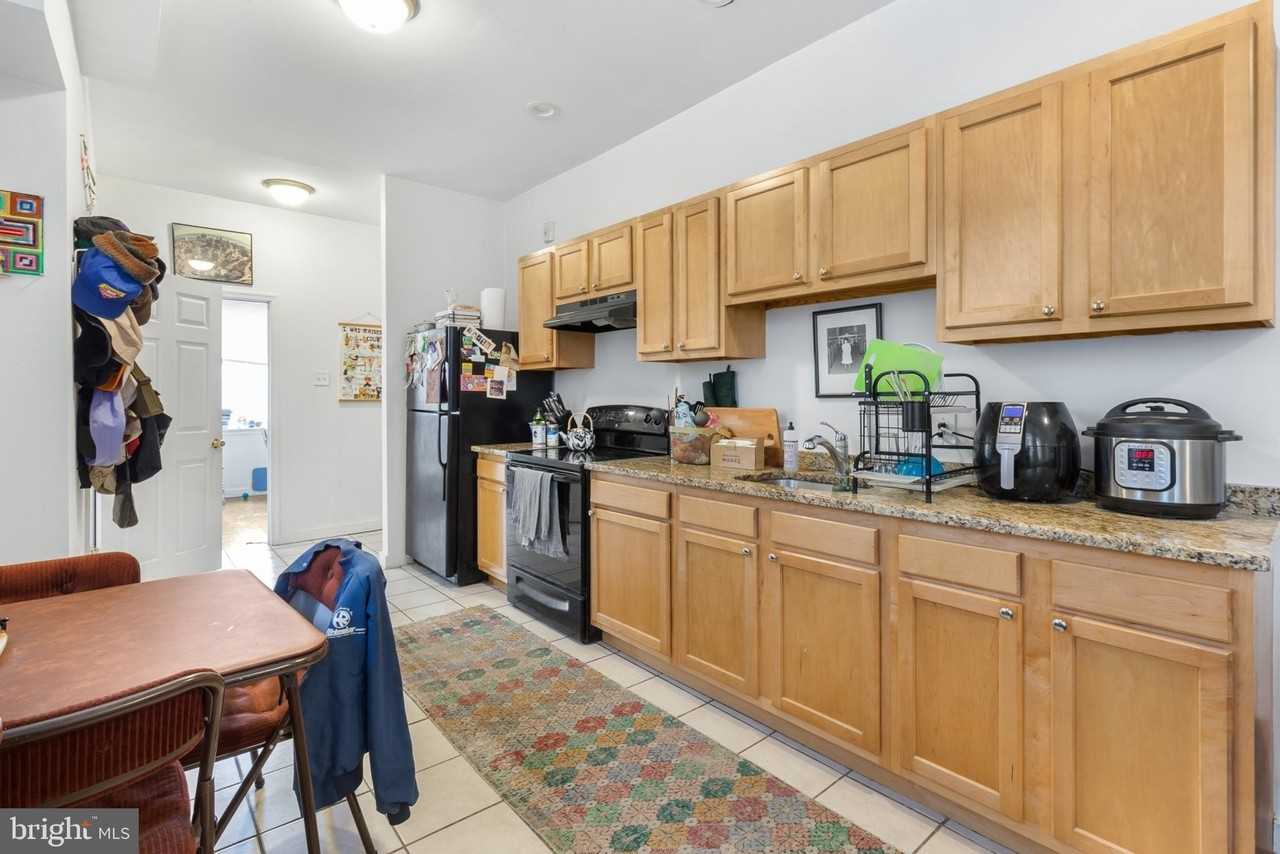 2010 E York St #1F - Photo 5 of 24