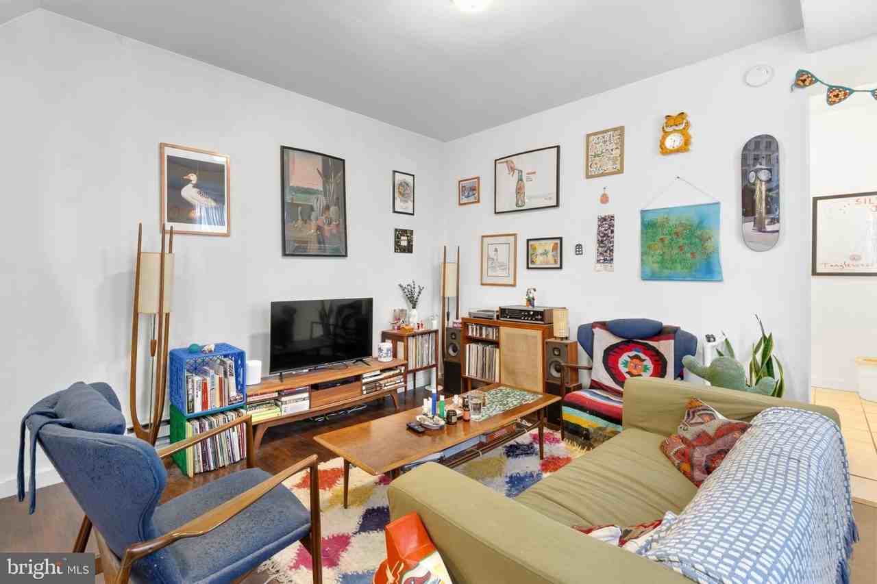 2010 E York St #1F - Photo 6 of 24
