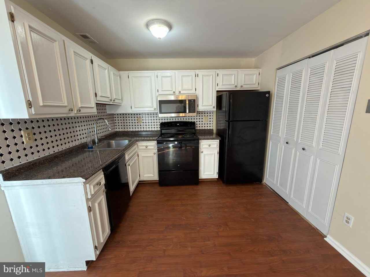 5515 Woodlawn Manor Ct - Photo 4 of 22