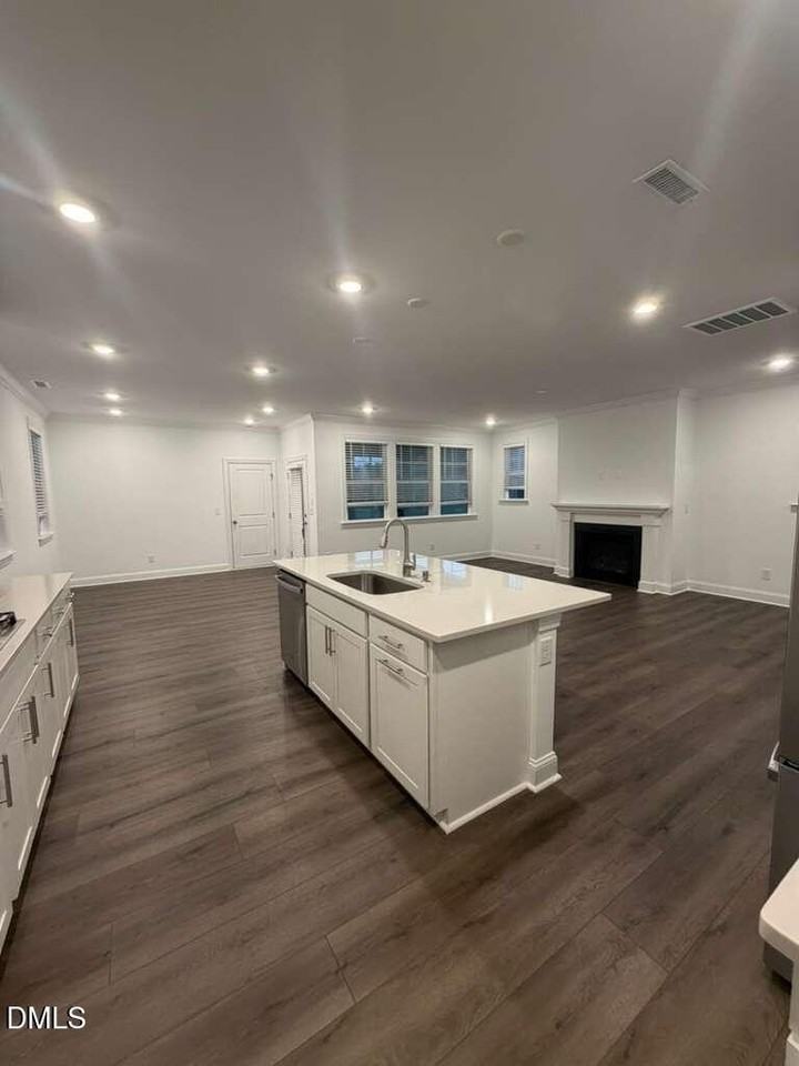 704 Longleaf Grove Ln - Photo 4 of 26