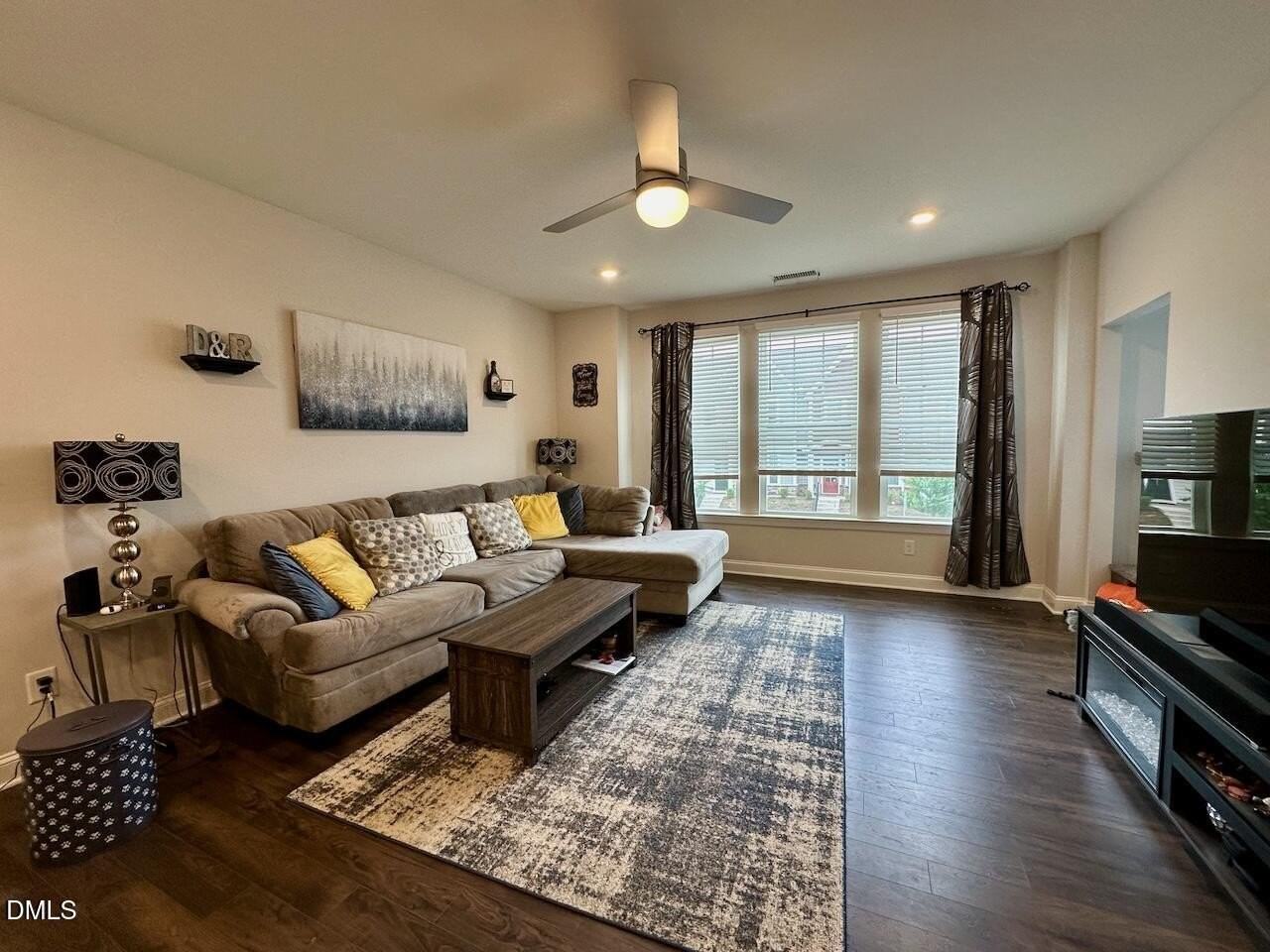 230 Marietta Way - Photo 3 of 33