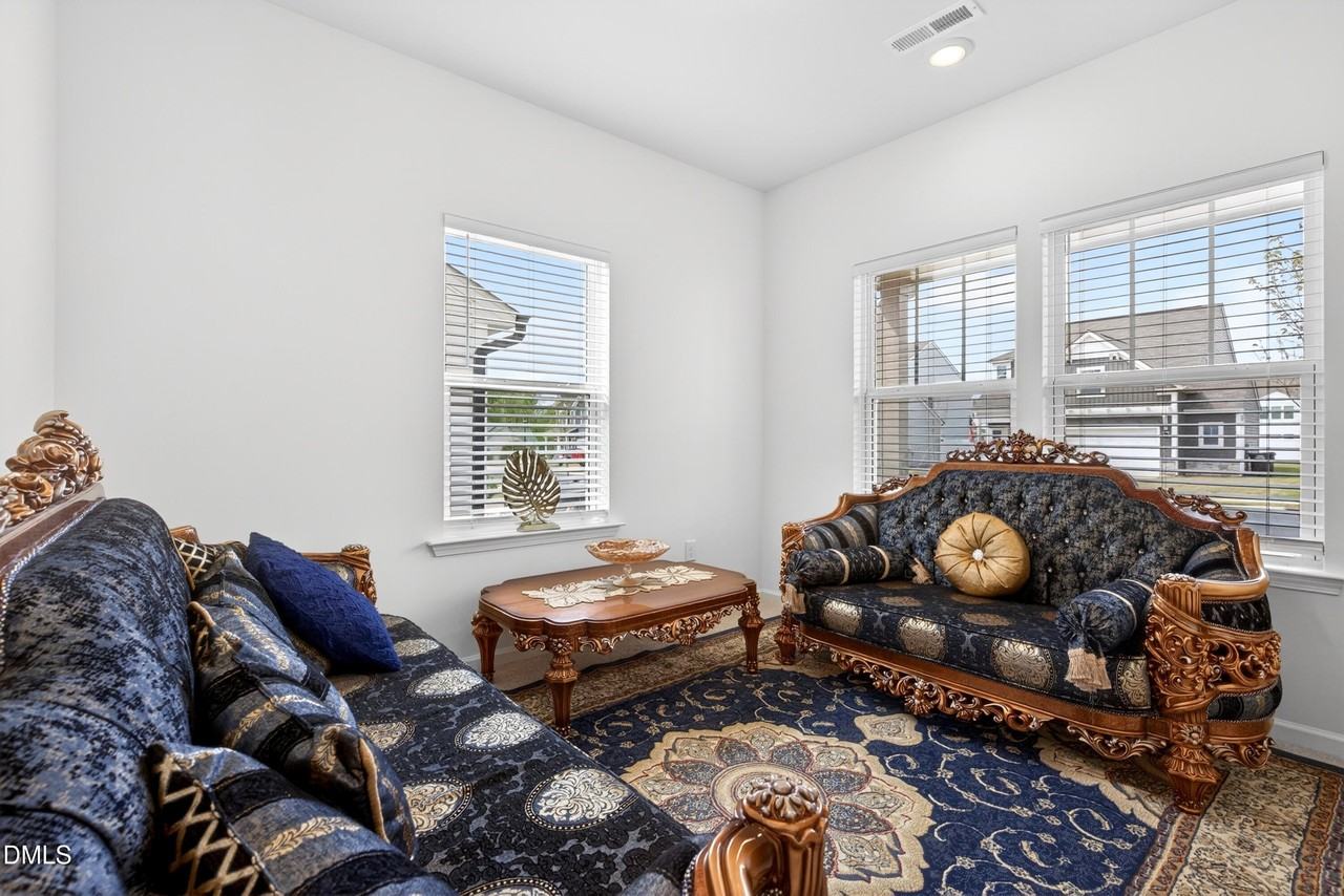 54 Horseshoe Pl - Photo 4 of 28