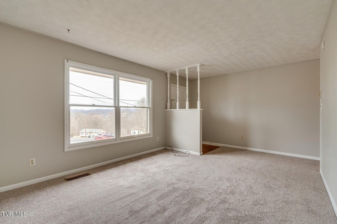 4637 Woodcliff Dr - Photo 2 of 23