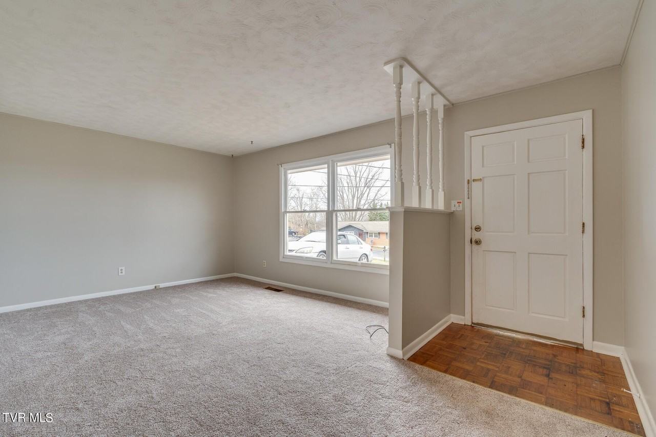 4637 Woodcliff Dr - Photo 3 of 23