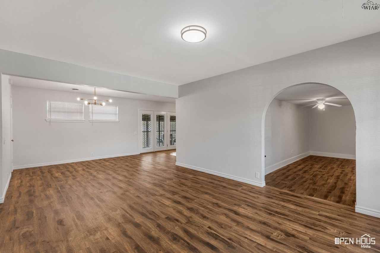 1604 Parkdale Dr - Photo 4 of 32