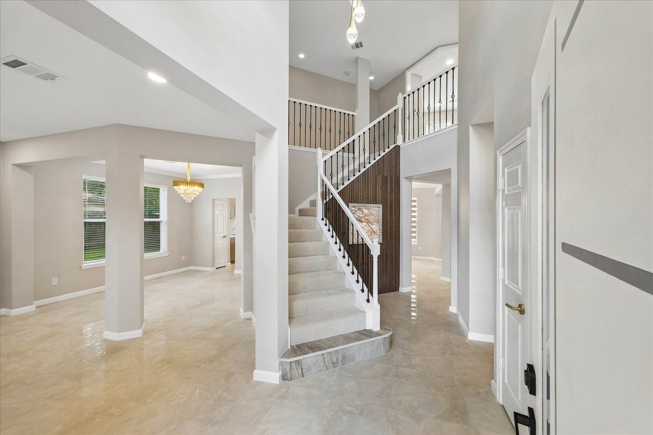 1306 Hunter Wood Dr - Photo 3 of 44