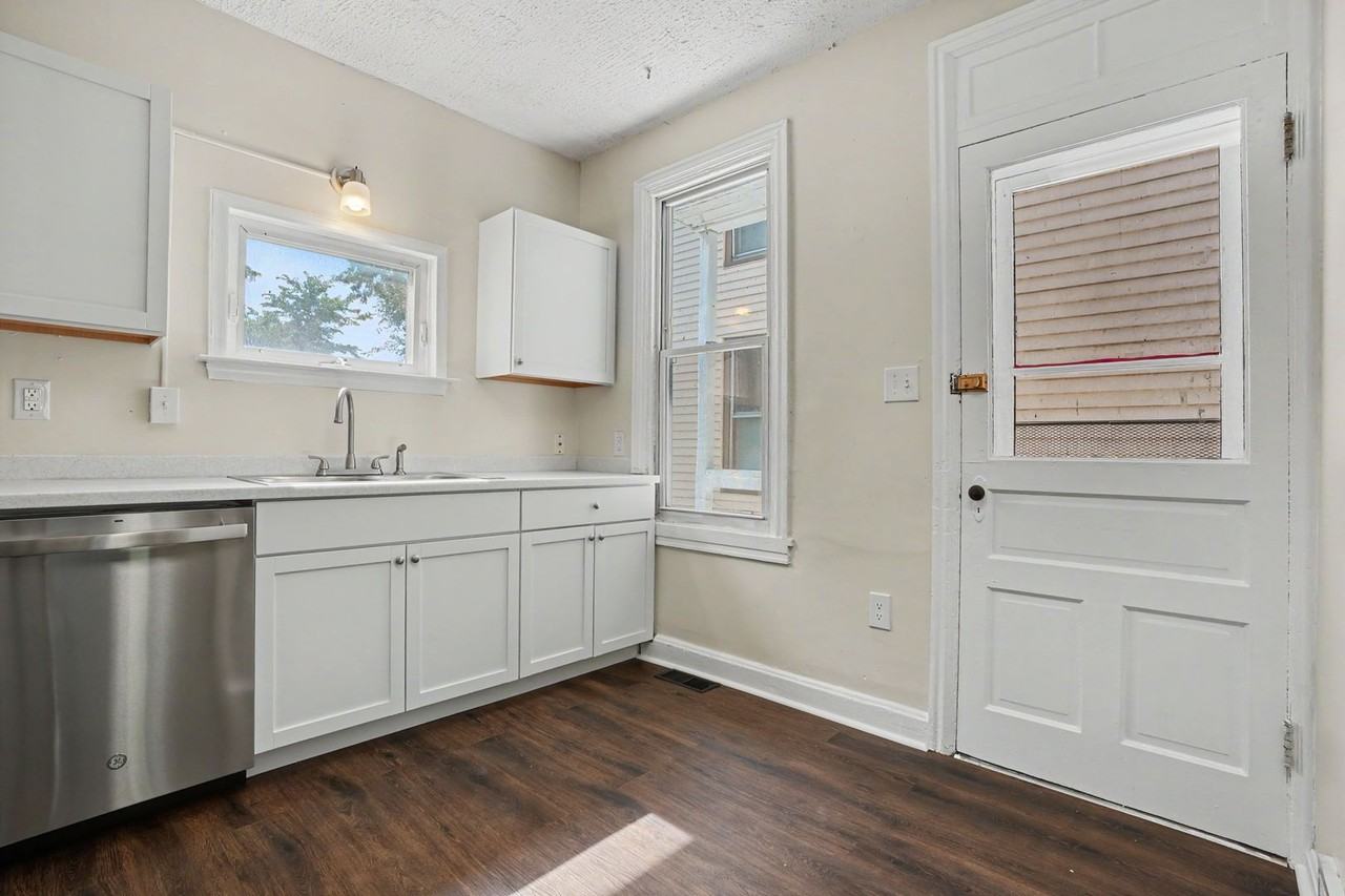153 Cedar St - Photo 4 of 20