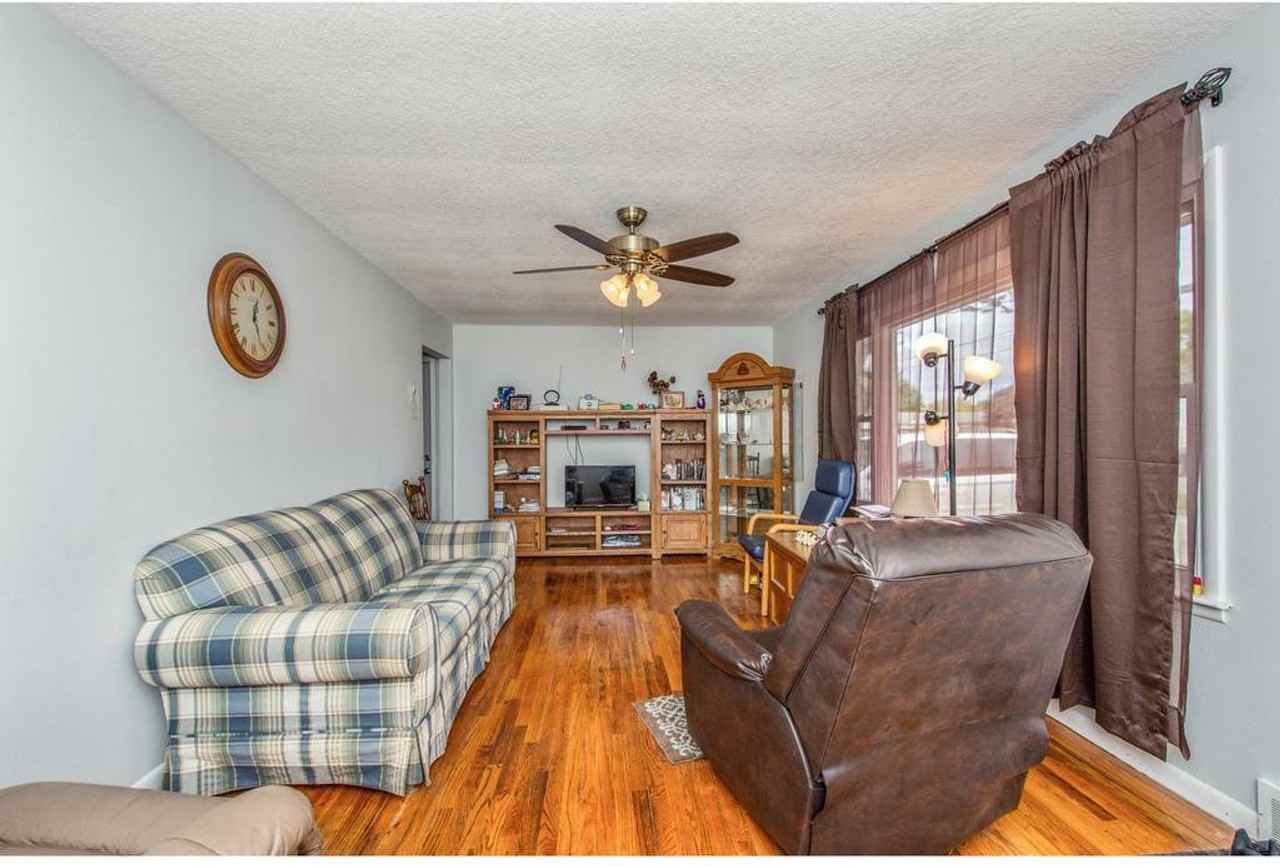 211 Palomino Pkwy - Photo 2 of 6