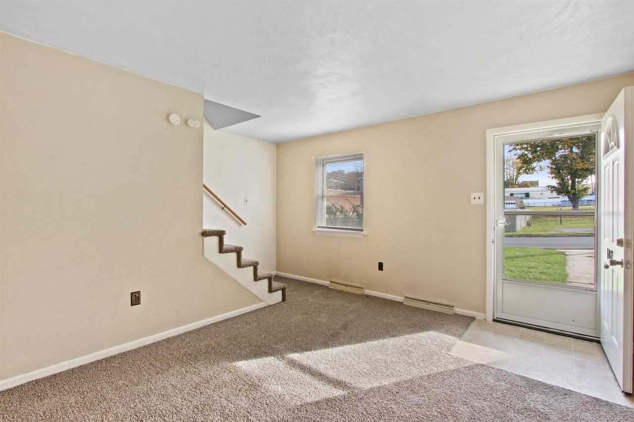 142 N Pleasant Ave - Photo 2 of 21