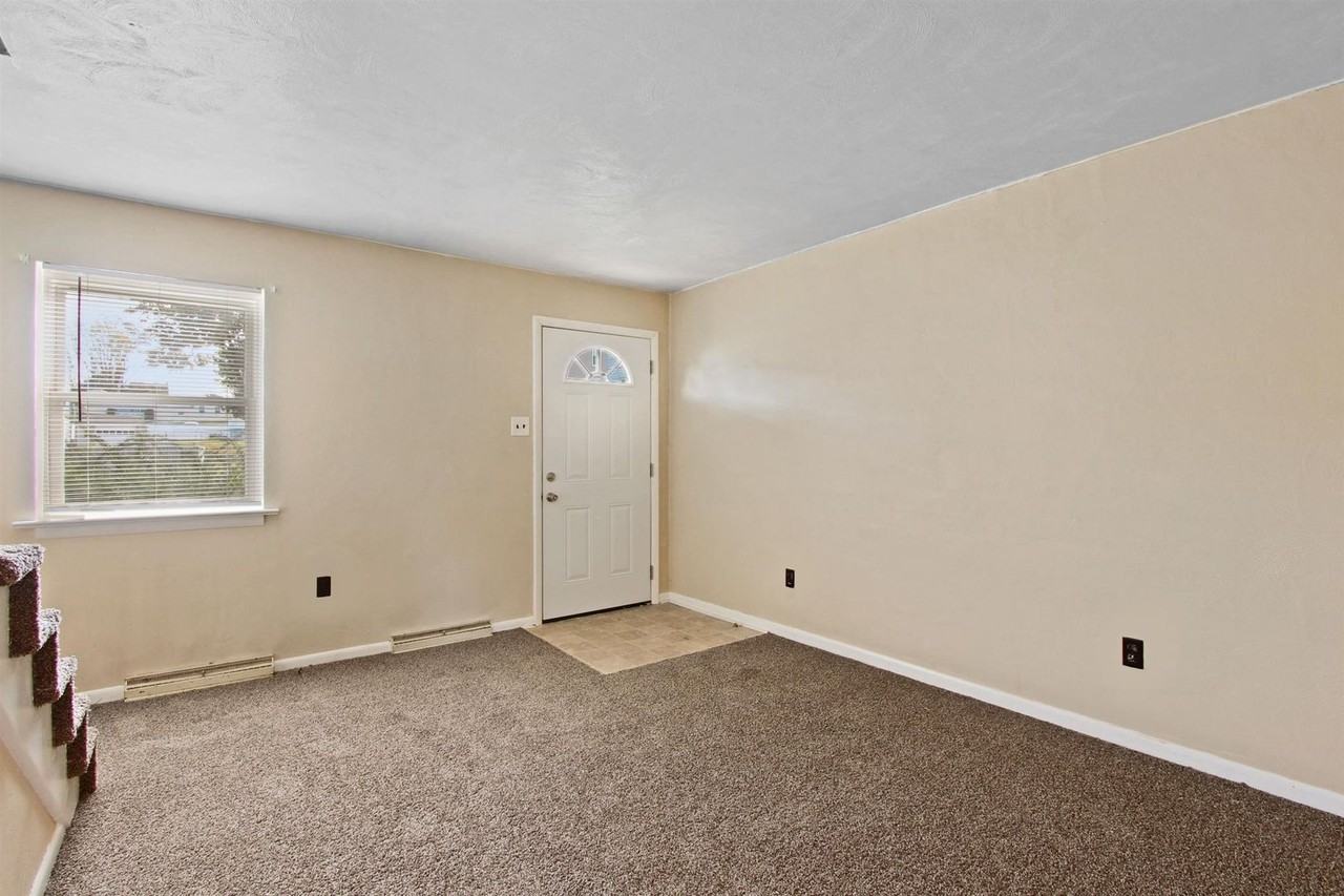 142 N Pleasant Ave - Photo 3 of 21