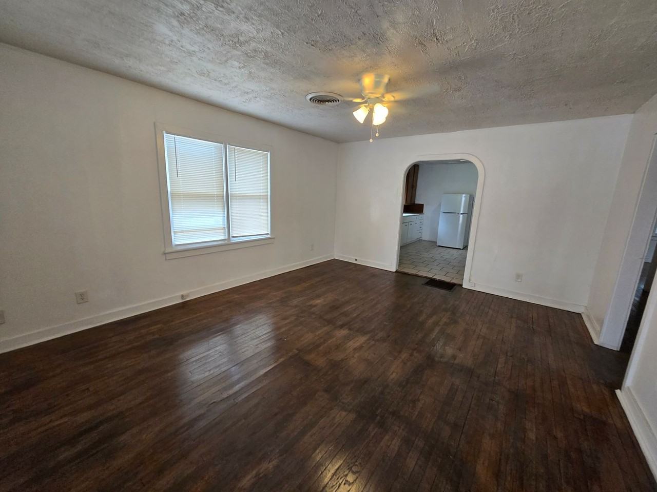 1113 S Lea Ave - Photo 2 of 12